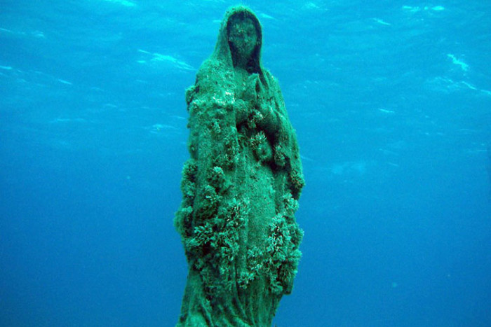 Underwater statue
